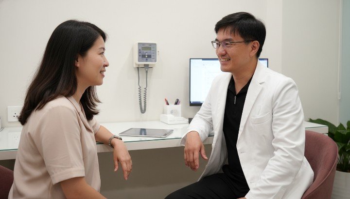 醫師在病患手臂進行皮膚點刺試驗 皮膚點刺試驗產生的紅腫風團反應 診所內使用的皮膚點刺試驗萃取液 護理人員解說皮膚點刺試驗停藥期