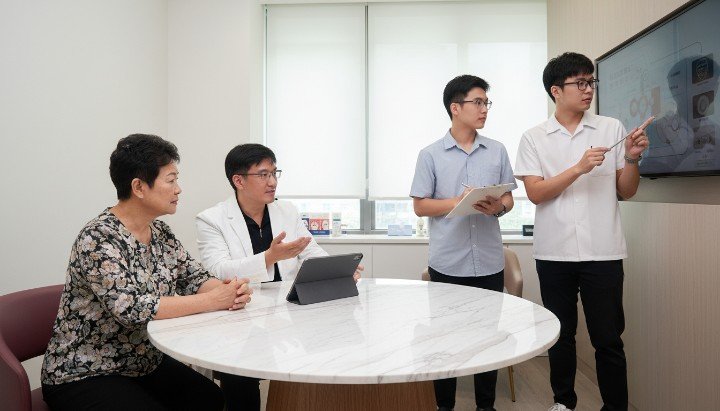 吳紹琥名醫正為病患解說整體性治療計畫過程 展現健康亮麗自信笑容的女性與吳紹琥名醫 吳紹琥名醫運用營養醫學進行專業體重管理諮詢 專注於五官比例雕塑的微整專家吳紹琥名醫