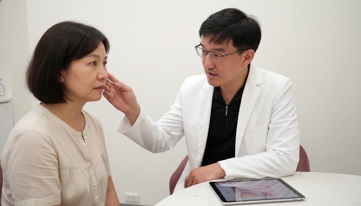 吳紹琥醫師正在診間進行消除眼袋推薦評估。 外開手術處理脂肪與鬆弛的消除眼袋推薦圖解。 萊攸診所提供專業細緻的消除眼袋推薦方案。