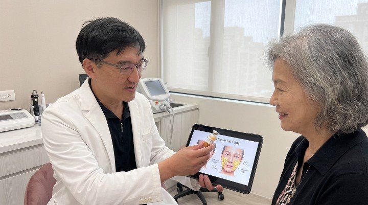 醫師說明如何透過自體脂肪移植填補臉部, 結合幹細胞技術提升自體脂肪移植存活率, 自體脂肪移植能有效改善太陽穴凹陷困擾, 專業醫師操作自體脂肪移植純化離心流程