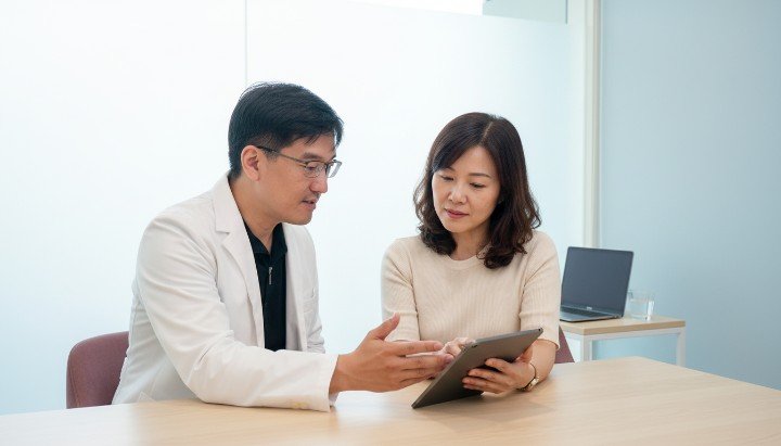 吳紹琥醫師示範操作減肥針Wegovy技巧 萊攸診所專業諮詢減肥針Wegovy療程建議 醫學儀器分析減肥針Wegovy對代謝的影響 居家便利使用減肥針Wegovy進行體重管理